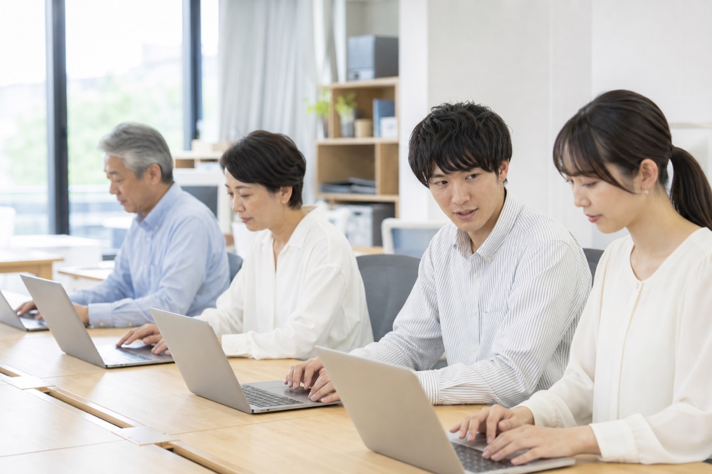 少人数のチームで作業している様子