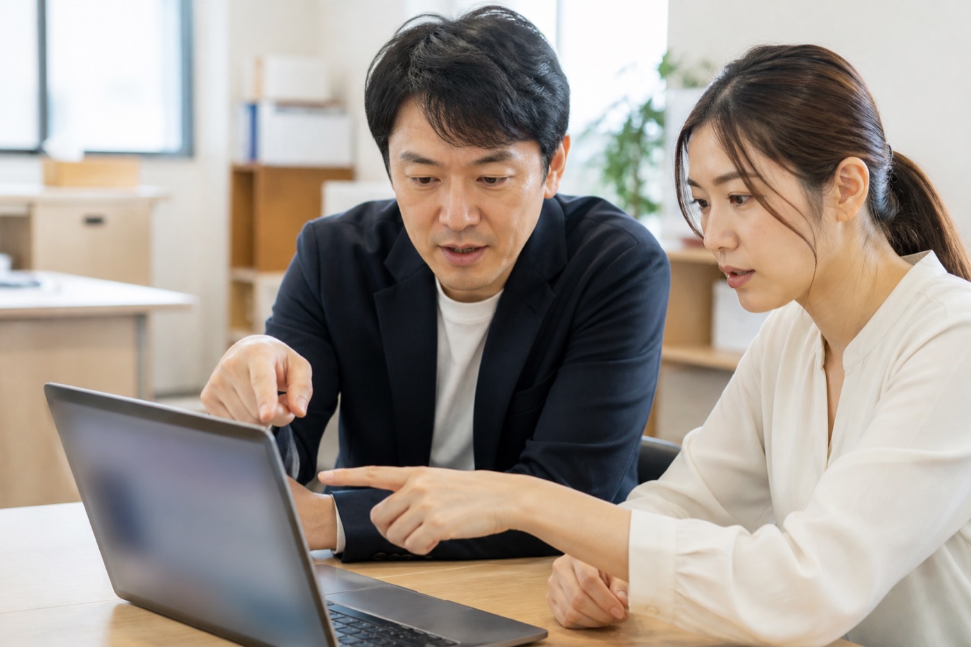 画面を一緒に見ながら確認している様子