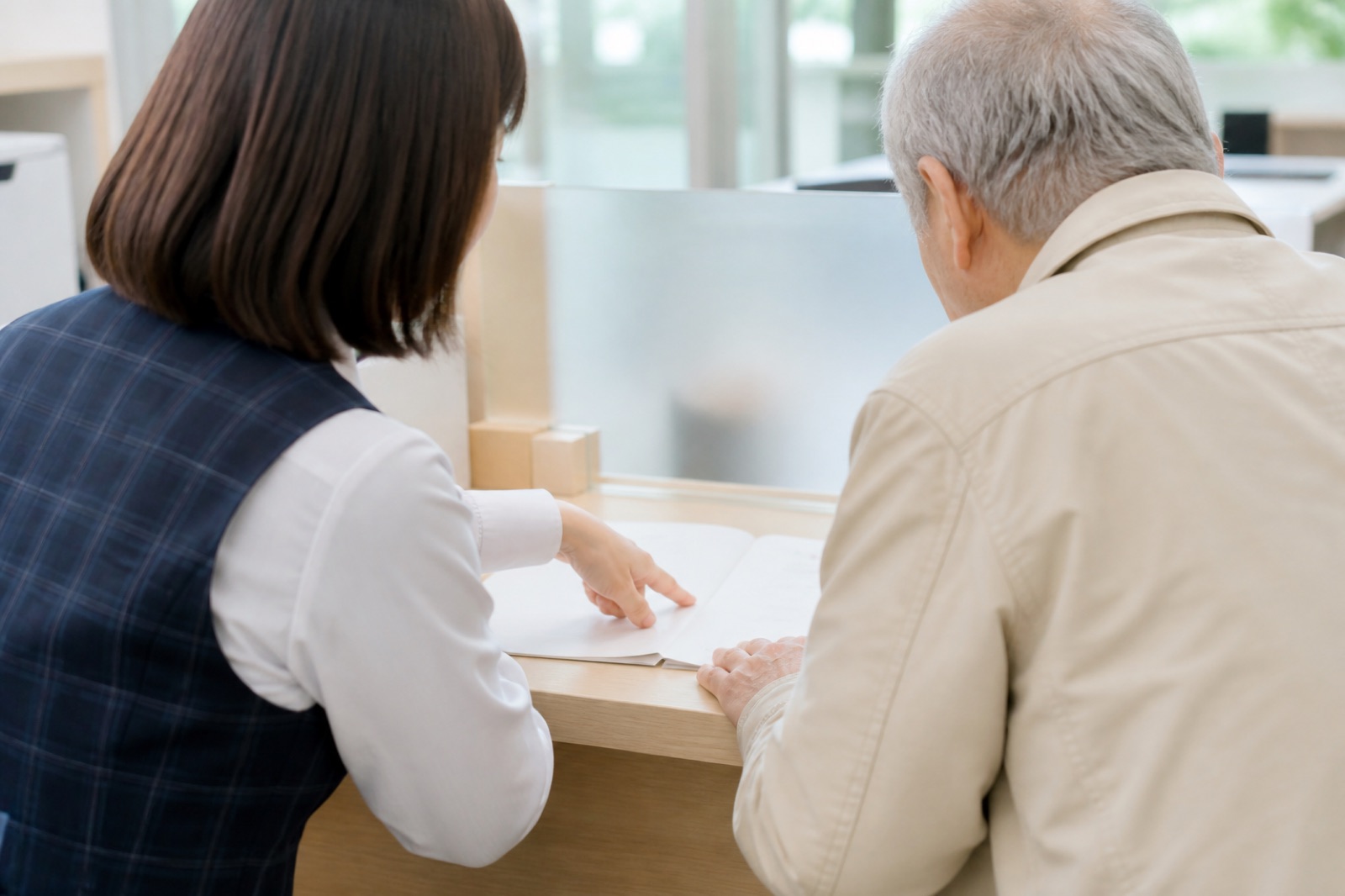 窓口で説明を受けている様子